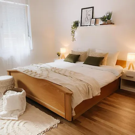 Cozy 2-bedroom Boho-themed Caransebeş